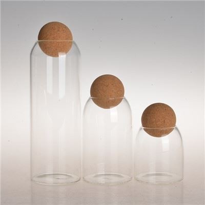 Klares Glasgefäß mit Korkkugel