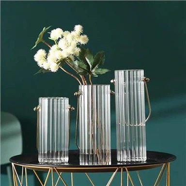 Transparente zylindrische Glasvase im minimalistischen Stil