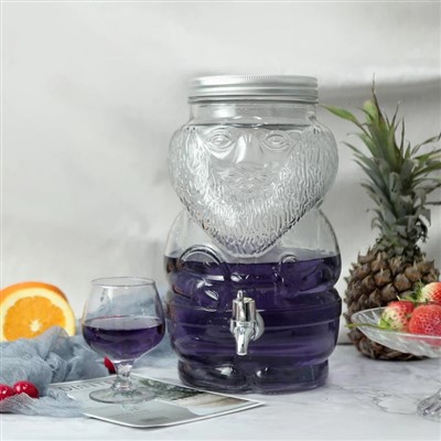 Saftglas aus Glas mit Zapfhahn