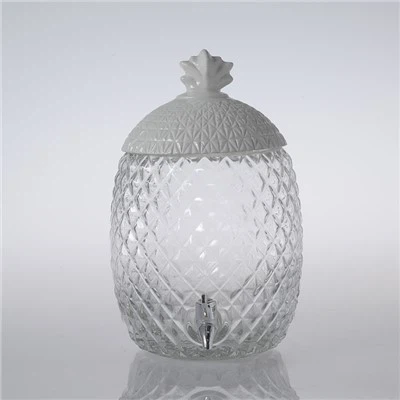 Wasserspender aus Glas mit Zapfhahn